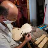 �D�altronde � sottolinea l�artigiano � chi si rivolge a un liutaio � perch� vuole uno strumento di una qualit� superiore rispetto a quello prodotto in serie: un violino artigianale � infatti unico e costruito su misura�